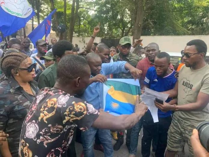 DRC: Nyuma yo gukora amahano yo gutwika ibendera ry'u Rwanda barashaka kuvogera imipaka