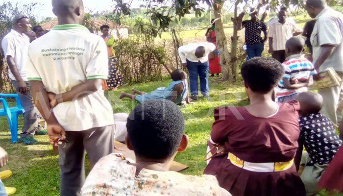 Umugore w'imyaka 59 yakubiswe bikomeye n'abaturage bamuziza gusambana n'umuhungu w'imyaka 18