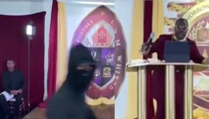 Musenyeri yibwe n'abajura bamutunze imbunda ari imbere y'iteraniro 
