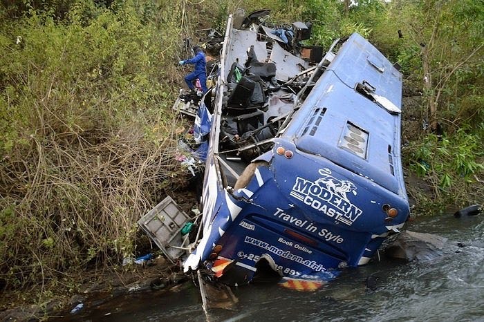 Kenya: Imodoka yari itwaye abagenzi yataye umuhanda ihitana abarenga 30