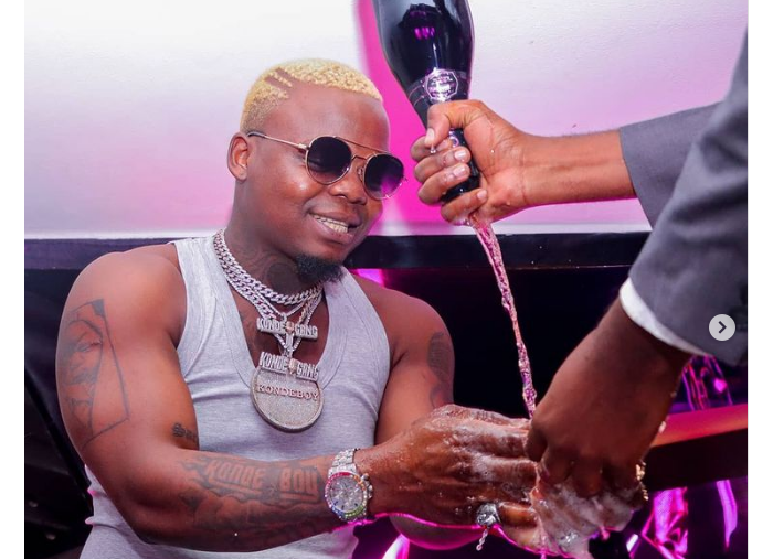 Harmonize yakarabye intoki akoresheje inzoga yamamazwa na Diamond Platnumz 