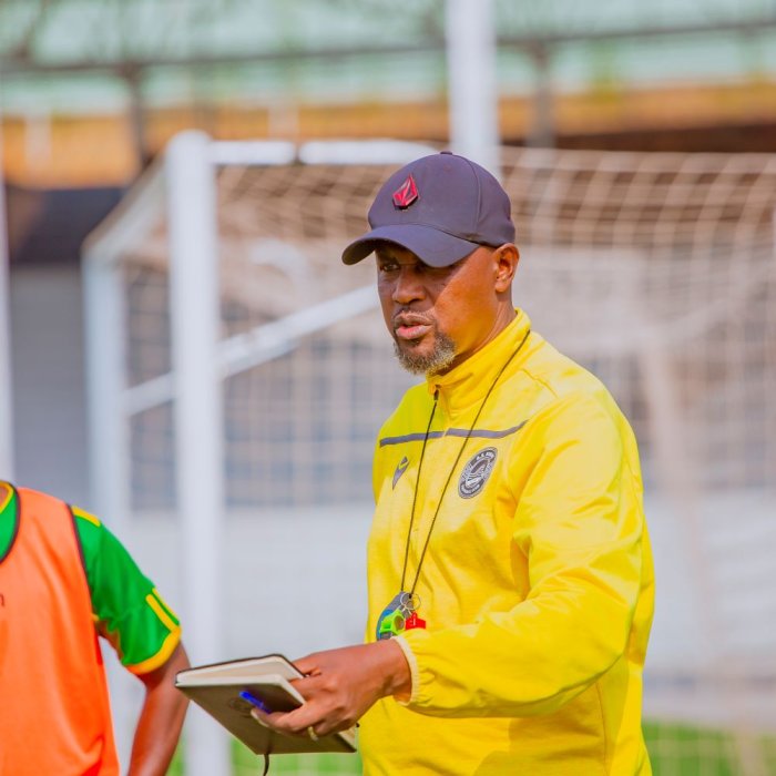 Visi Perezida wa As Kigali n'umutoza Cassa Mbungo beguriye rimwe