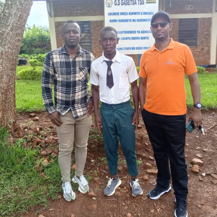 Umukinnyi wa Etoile de l'est yakiriwe nk'umwami asubiye ku ishuri nyuma yo gutsinda Marines FC