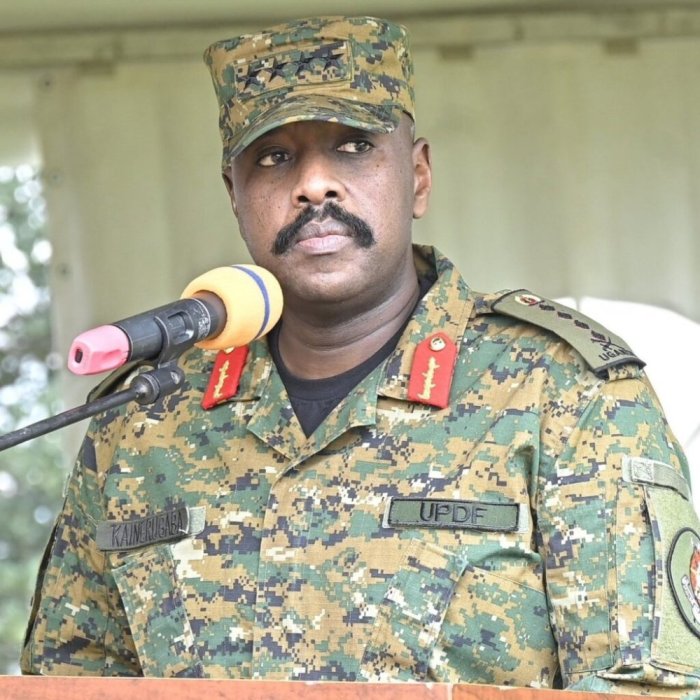 Gen Muhoozi yahaye Bobi Wine amasaha 48 yo kuba yishyikije Polisi