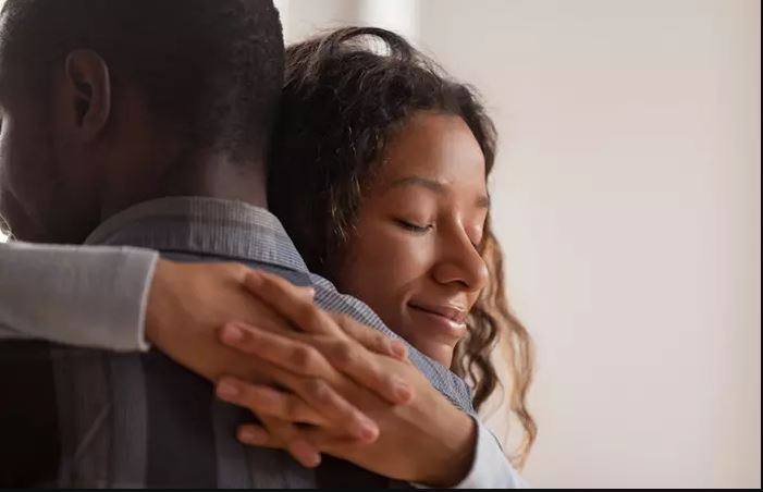 Ibimenyo byakwereka ko umukobwa ya gukunze