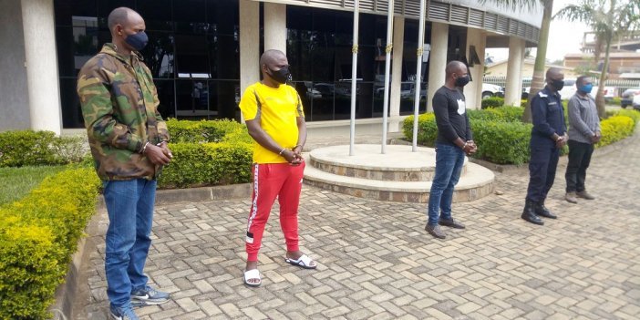 Polisi yerekanye abantu 5 barimo n'umupolisi bashinjwa kwambura umuturage