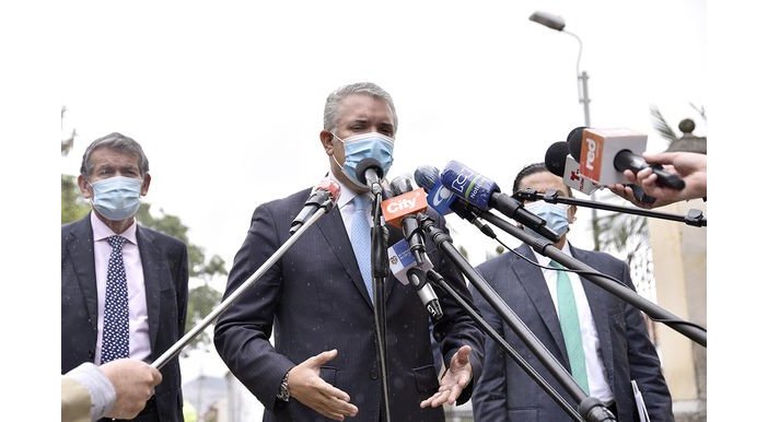 Perezida wa Colombia yarashweho ari muri kajugujugu Imana ikinga ukuboko