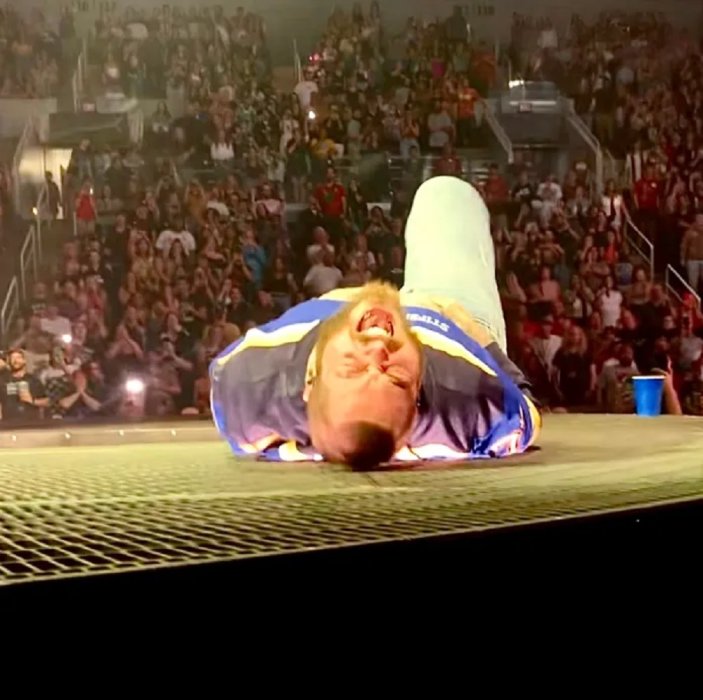 Post Malone yaguye hasi bitunguranye ubwo yari kurubyiniro
