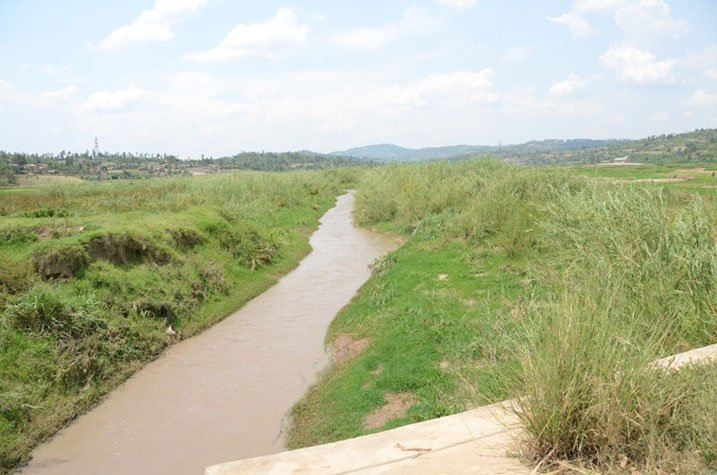 Kamonyi: Umugabo yagiye kugorobereza ku kabari bucya bamusanga yapfiriye mu mugezi