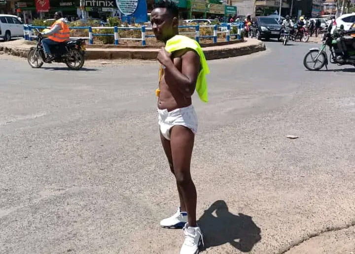 Umufana wa Man United yanyuze mu mujyi yambaye hafi ubusa kubera intego yari yatanze