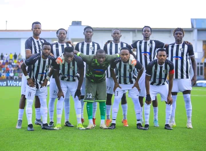 APR FC yageze ku kibuga i Kanombe mu rukerera! Amafoto y'Abafana bayakiriye
