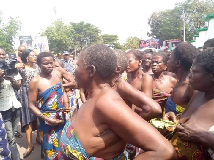  Ababyeyi bikuye imyenda bajya mu mihanda bakora imyigagarambyo bamagana ihohoterwa ribakorwa[Amafoto]