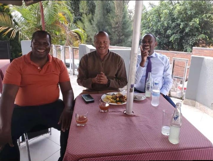 Ifoto y'umunsi: KNC na Sadate basangiye nyuma y'iminsi baterana amagambo