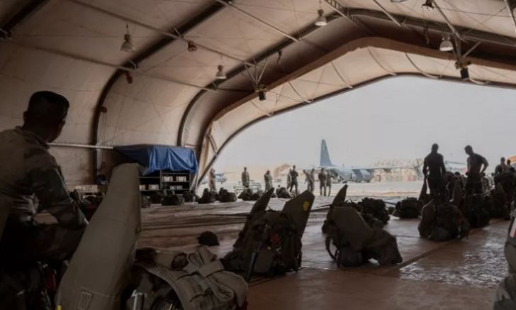 Niger:Nyuma yo kwinangira igihe, Ingabo z'Abafaransa zatangiye kuzinga zitaha