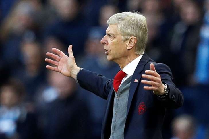 Uwakiniye Arsenal yahishuye ukuntu abakinnyi bigeze kugaba igitero kuri Wenger yagurishije abakinnyi bakomeye