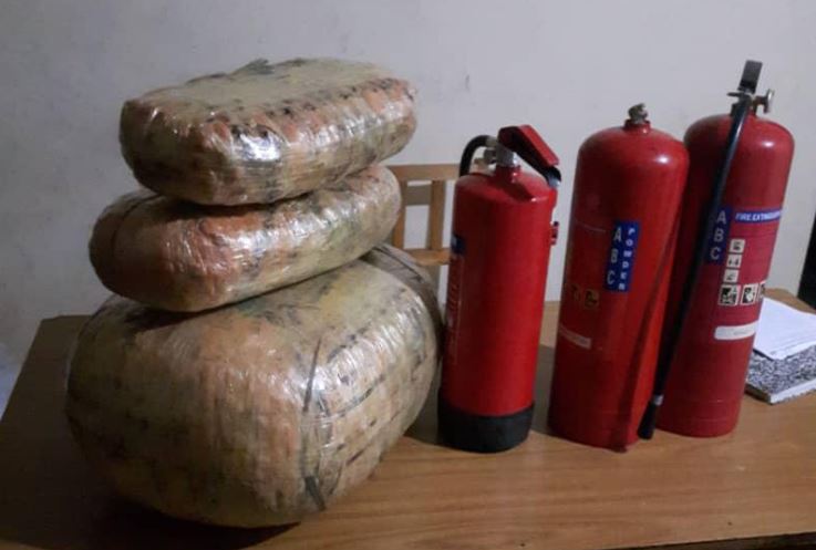 Rubavu: Polisi yafashe urumogi rwari rutwawe mu byuma bizimya umuriro n'abarucuruza