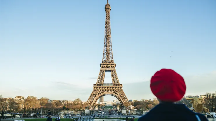 Umugore wo muri Brazil yafatiwe ku ngufu mu busitani bwo kuri Tour Eiffel