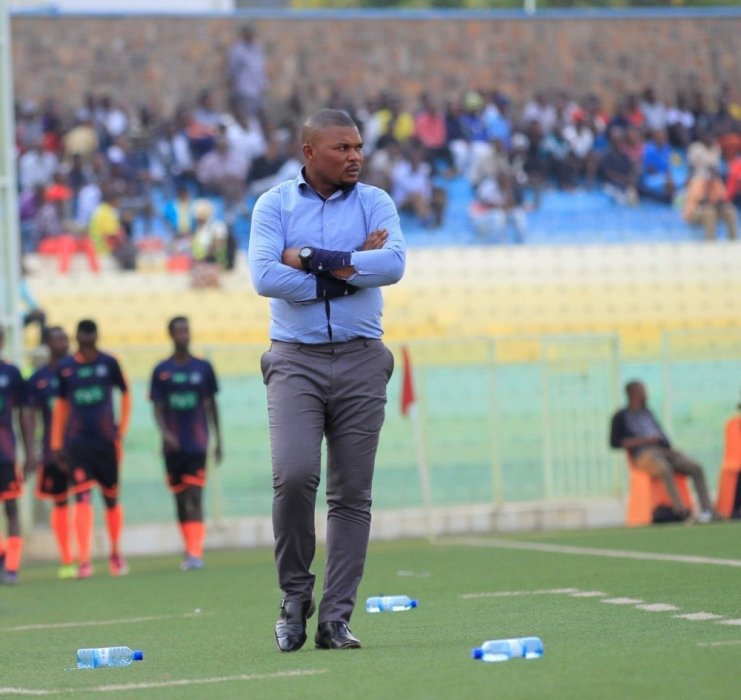 Espoir FC yareze umutoza wayo Lomami Marcel imushinja kuyigambanira