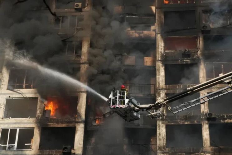 Hatewe igisasu ku nyubako y'amagorofa 16 yo mu mujyi wa Kyiv
