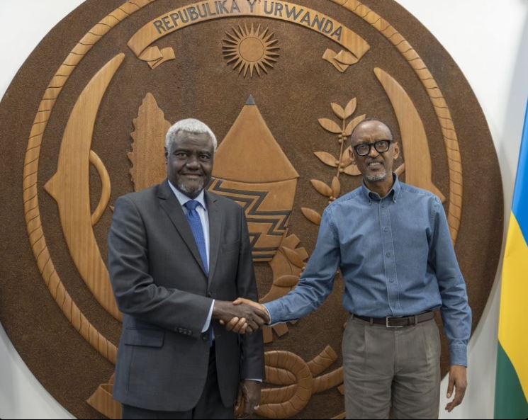 Perezida Kagame na Mahamat wa AU bavuganye ku kibazo cy'umutekano w'Akarere