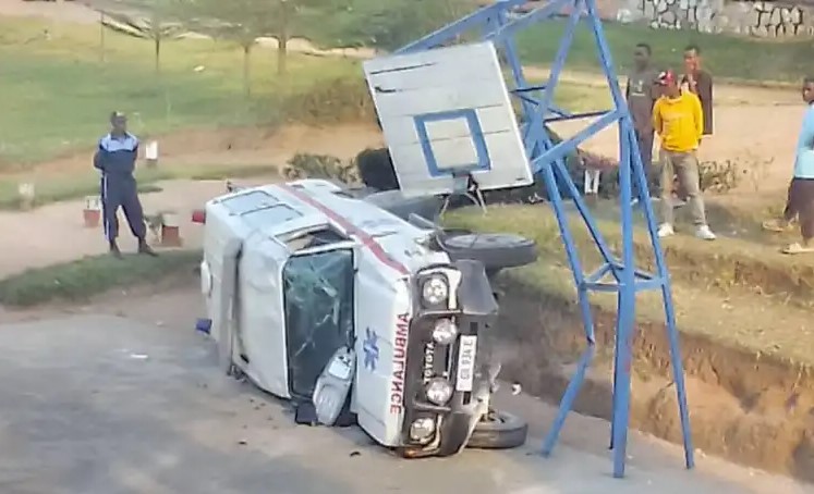 Imbangukiragutabara yarimo abarwayi yakoreye impanuka ku ishuri Imana ikinga akaboko