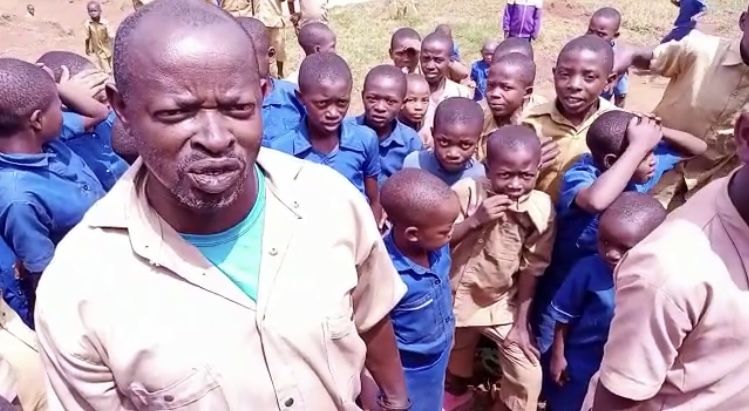 Ibyo wamenya ku mugabo w'imyaka 54 wigana n'abuzukuru be