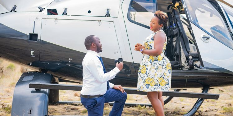 Umuherwe wo mu mujyi wa Nairobi yateye ivi imbere y'umukunzi we nyuma yo kumutembereza mu ndege [AMAFOTO]