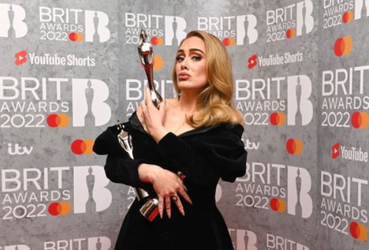 Adele yongeye gushyira benshi mu rujijo nyuma yo kugaragara yambaye impeta y'isezerano