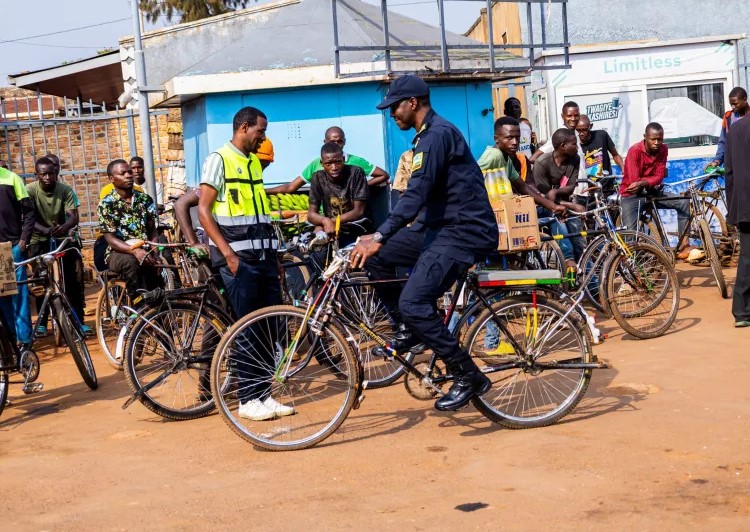 Umuvugizi wa Polisi y'u Rwanda yagaragaye anyonga igare ry'abanyonzi