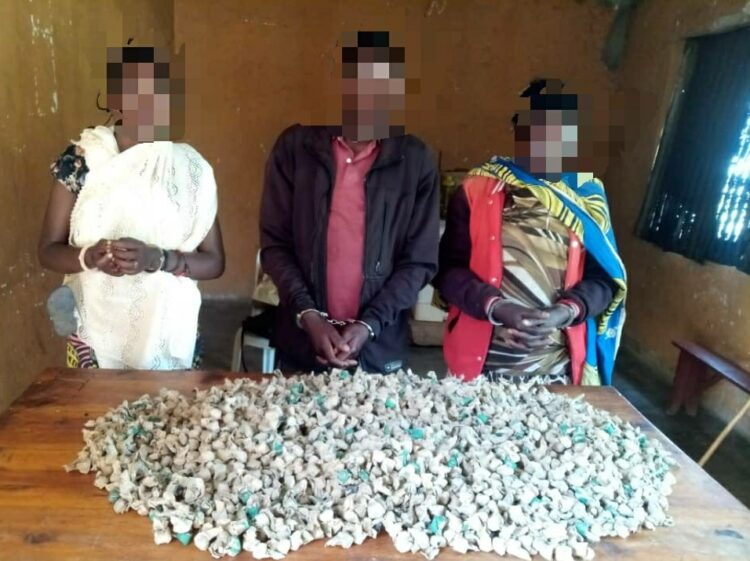 Umusore w'imyaka 21 yafatanwe udupfunyika turenga 2000 tw'urumogi yaduhishe mu buryo budasanzwe