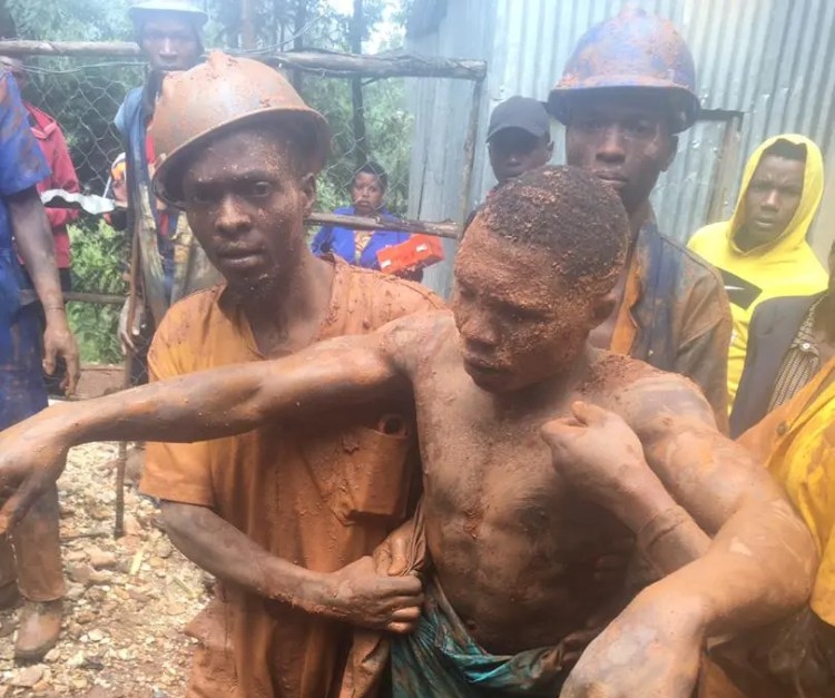 Gakenke: Umusore wari waragwiriwe n'ikirombe yakuwemo ari muzima [Ifoto]