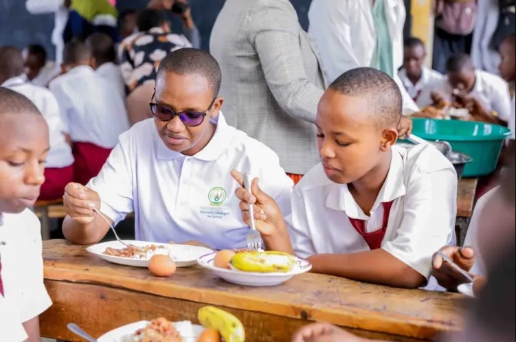 Amajyepfo: Gahunda yo kugaburira abana ku ishuri bose barayivuga imyato ariko bakavuga ibitaranoga