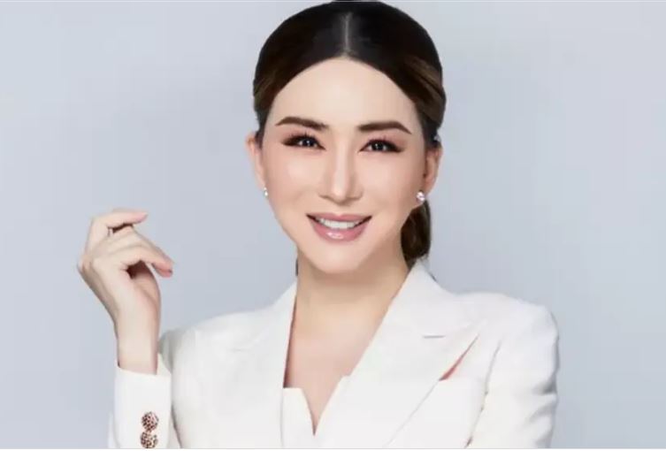 Anne Jakapong wihinduje igitsina yaguze irushanwa rya Miss Universe