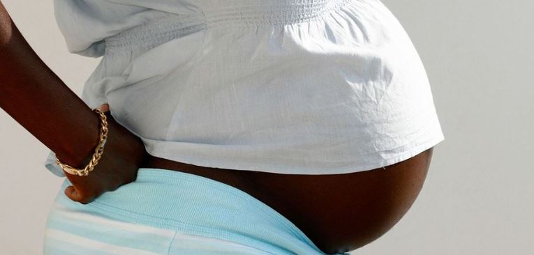 Umwe mu bayobozi b'ikipe yateye inda umukinnyi ayobora birukanwa bose