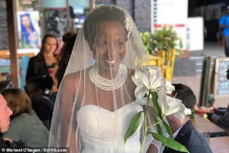 Umukobwa wari usoje amasomo ye muri Kaminuza yakoze ubukwe nta mugabo barikumwe kubera igitutu yashyirwagaho n'ababyeyi[AMAFOTO]