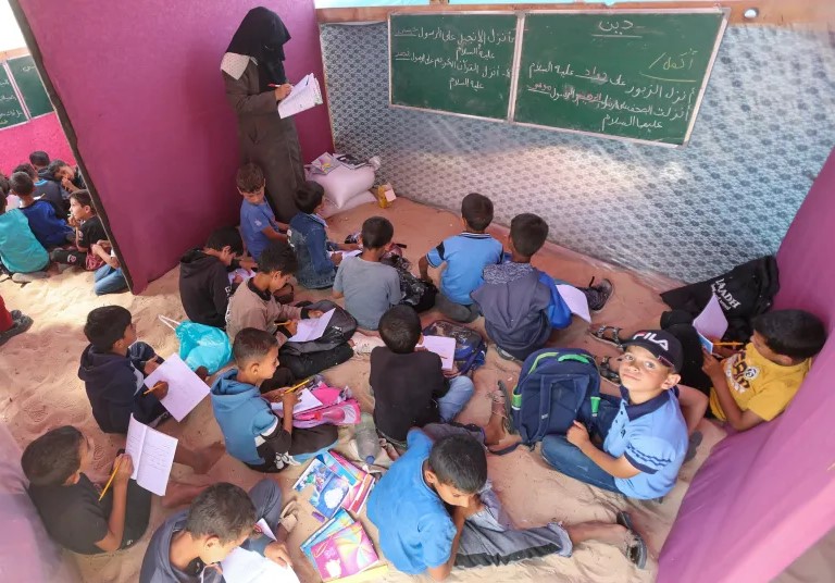 Gaza: Impungenge ku banyeshuri barenga ibihumbi 620 batari kwiga kubera intambara