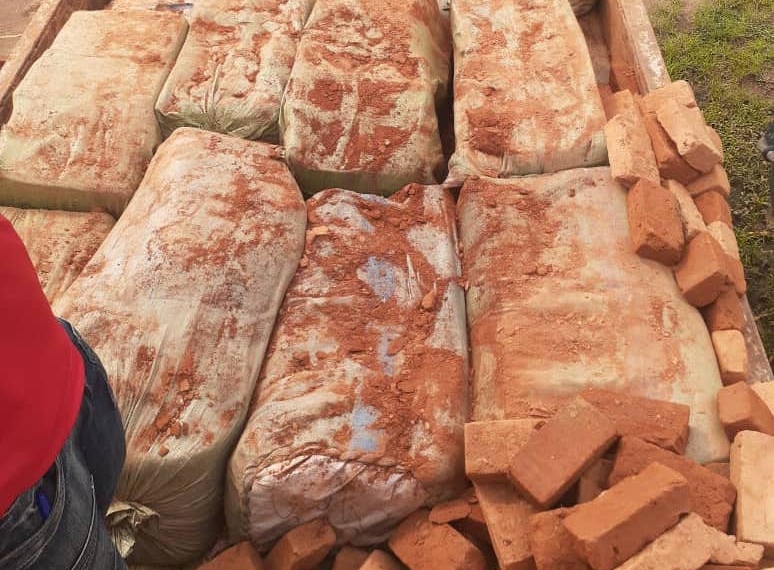 Nyarugenge: Bafashwe bapakiye imifuka 25 ya Caguwa munsi y'amatafari