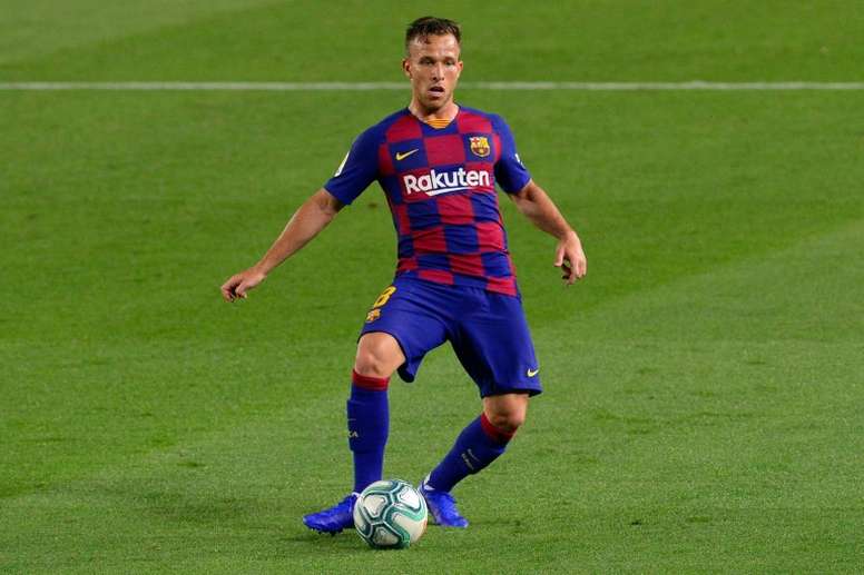 FC Barcelona yihimuye kuri Arthur wanze kuyikinira iri mu bibazo