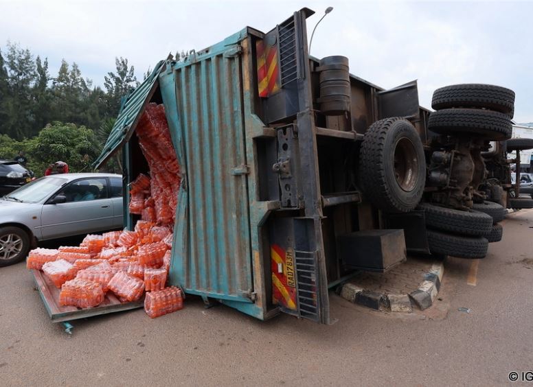 Gasabo: Ikamyo yaritwaye Fanta yakoze impanuka ikomeye[AMAFOTO]