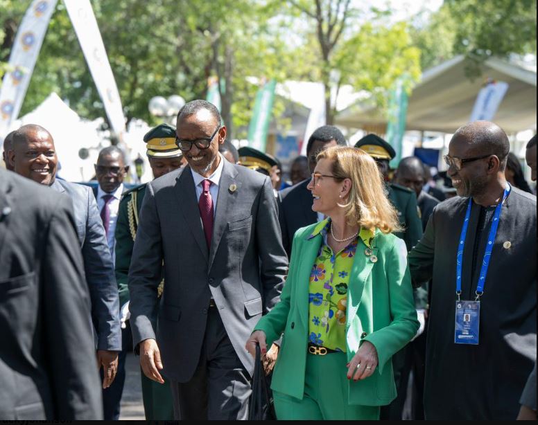 Perezida Kagame yageze muri Zimbabwe ahagiye kubera TAS 2023
