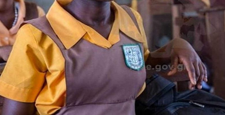 Abakobwa bato barwanye bapfa umuhungu umwe yica undi