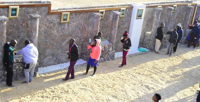 Banyoye amazi bahawe na Pasiteri wabo ababwira ko yejejwe abamerera nabi [AMAFOTO]