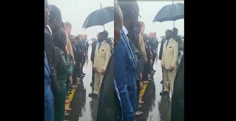 Perezida Ali Bongo Ondimba yanenzwe kunyagiza abagize guverinoma ngo bamwifurize urugendo rwiza