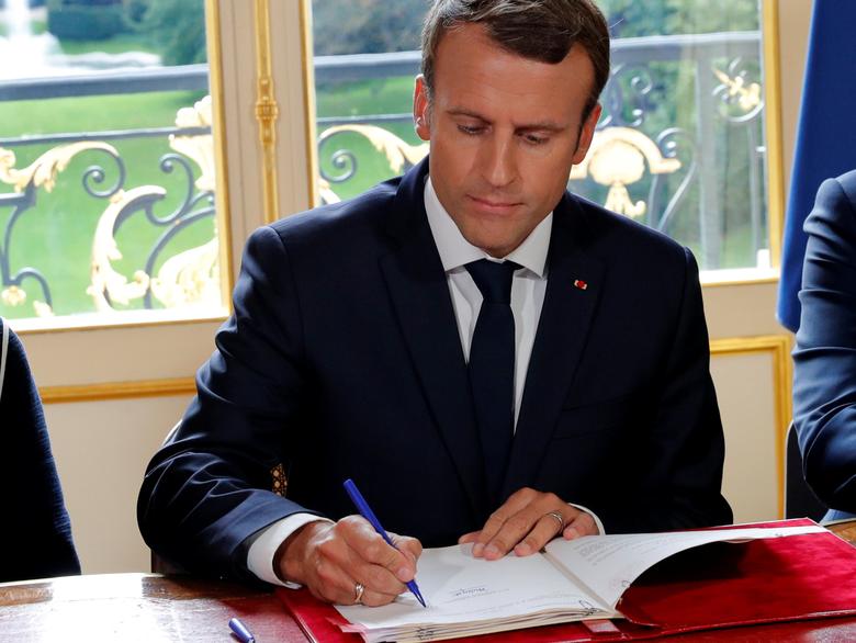 Perezida Macron yasinye itegeko ryateje imyigaragambyo ikomeye 