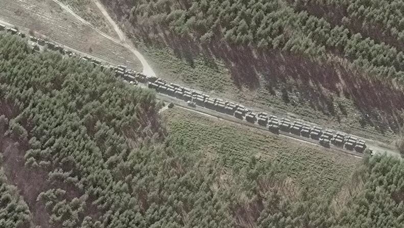 Umurongo w'imodoka z'Uburusiya ureshya na 65 KM werekeje muri Ukraine