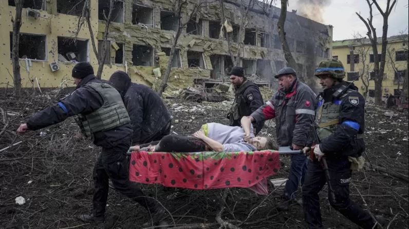 Uburusiya bwarashe ibisasu ku mijyi 2 ya Ukraine bwari butaratera,mudahusha uri mu ba mbere ku isi yagiye kurwanira Ukraine