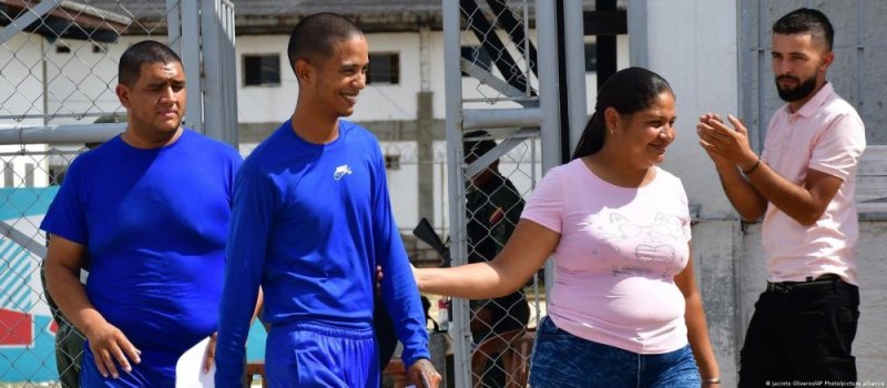 Venezuela yarekuye imfungwa za politiki zirenga 100
