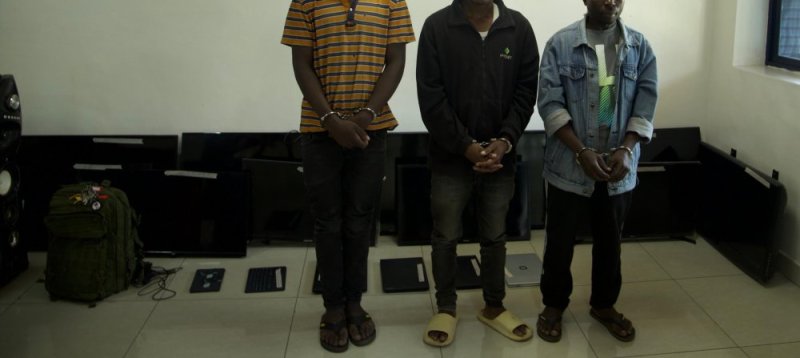Musanze: Polisi yerekanye batatu bibaga ibikoresho by'ikoranabuhanga