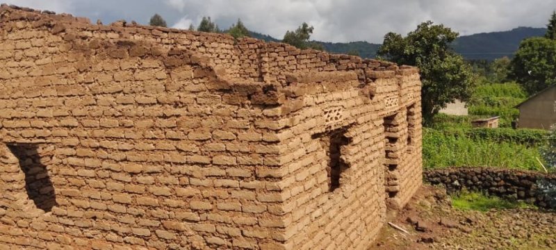 Musanze: Yasambuye inzu yubakiwe na leta nk'utishoboye ajya kugurisha inzugi n'amabati