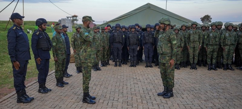 Ingabo n'Abapolisi b'u Rwanda bavuye muri Mozambique bashimiwe
